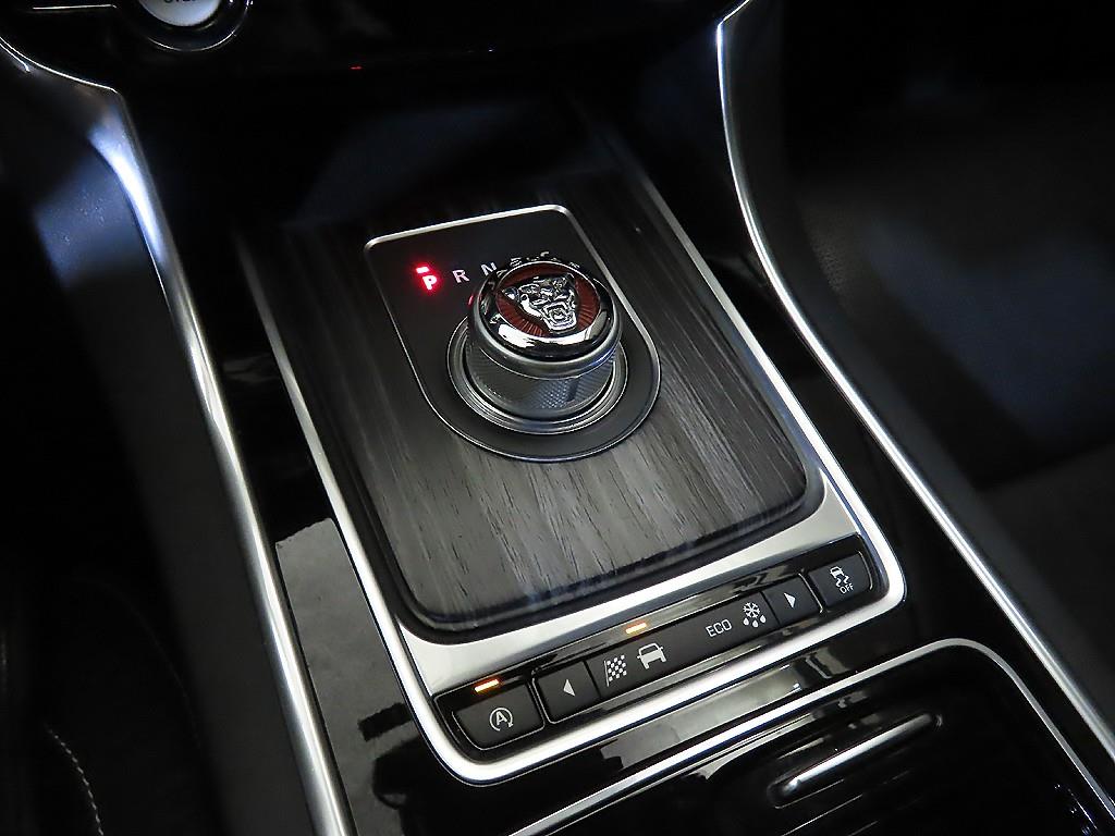 Jaguar XF - Vista 12