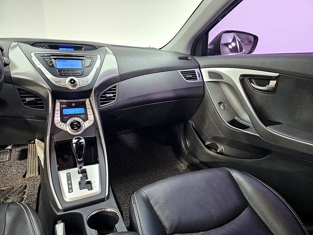 HYUNDAI Avante - Vista 9