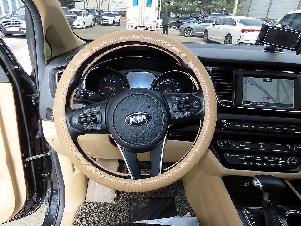 KIA Carnival - Vista 9