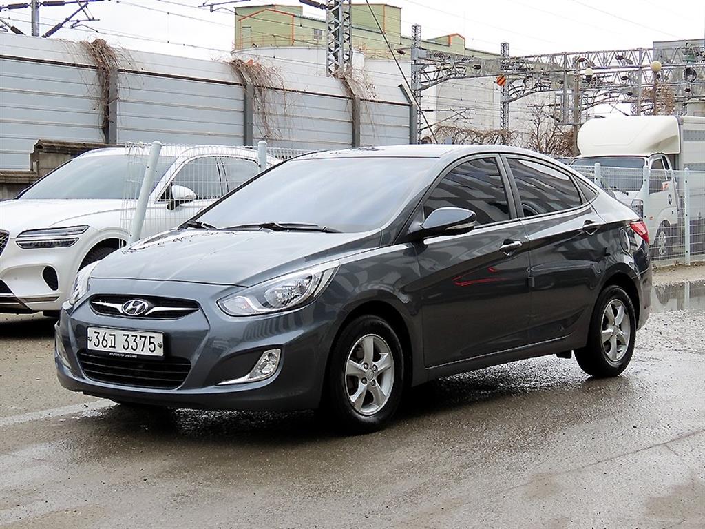 HYUNDAI Accent - Vista 2