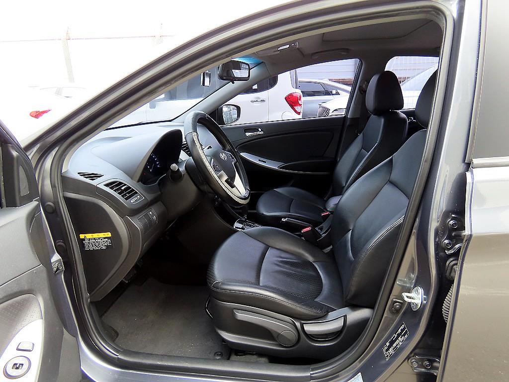 HYUNDAI Accent - Vista 5