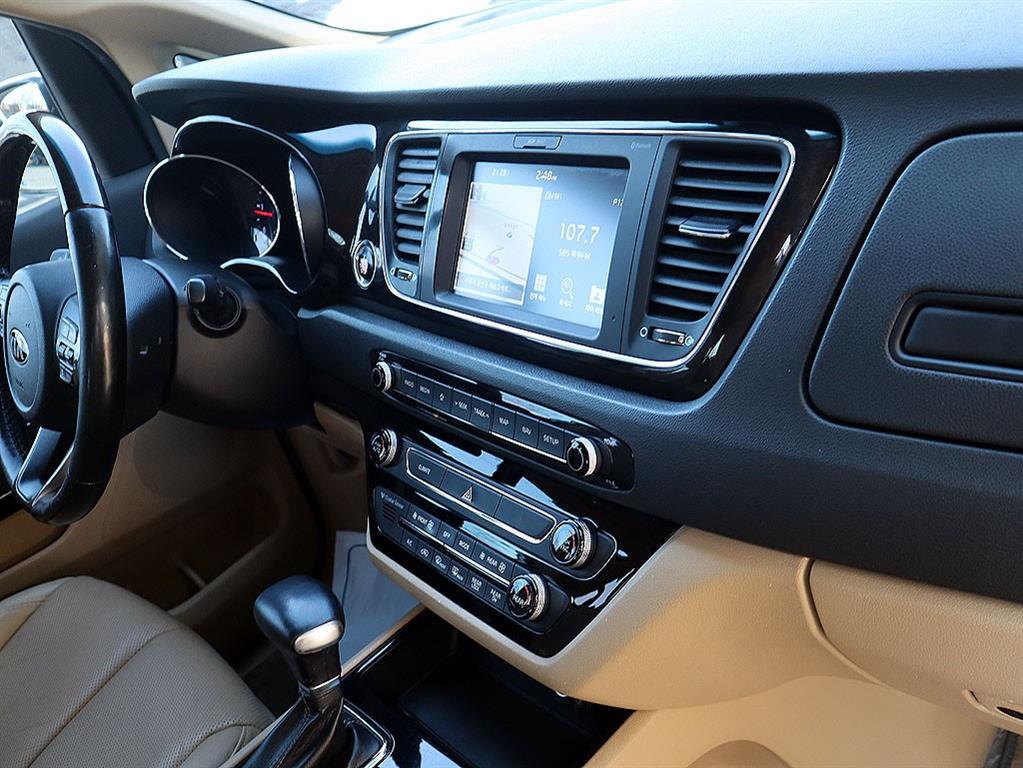 KIA Carnival - Vista 11