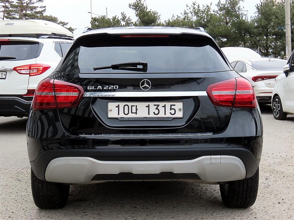 Mercedes Benz GLA Class - Vista 4