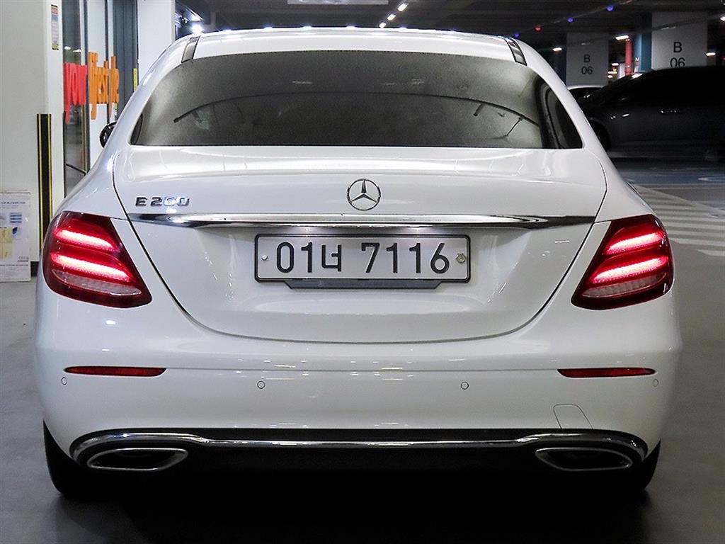 Mercedes Benz E class - Vista 5