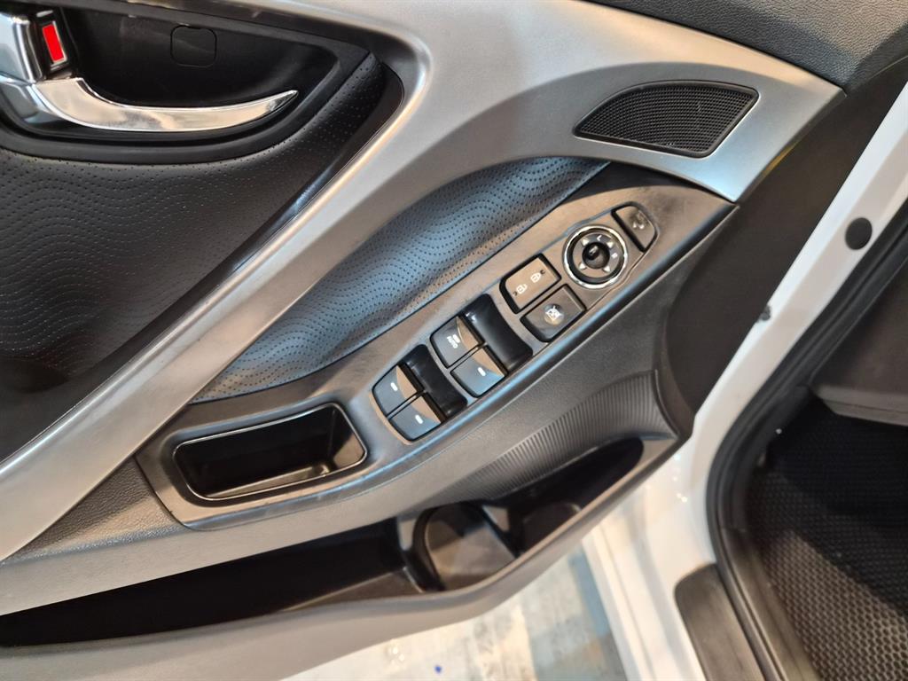 HYUNDAI Avante - Vista 10