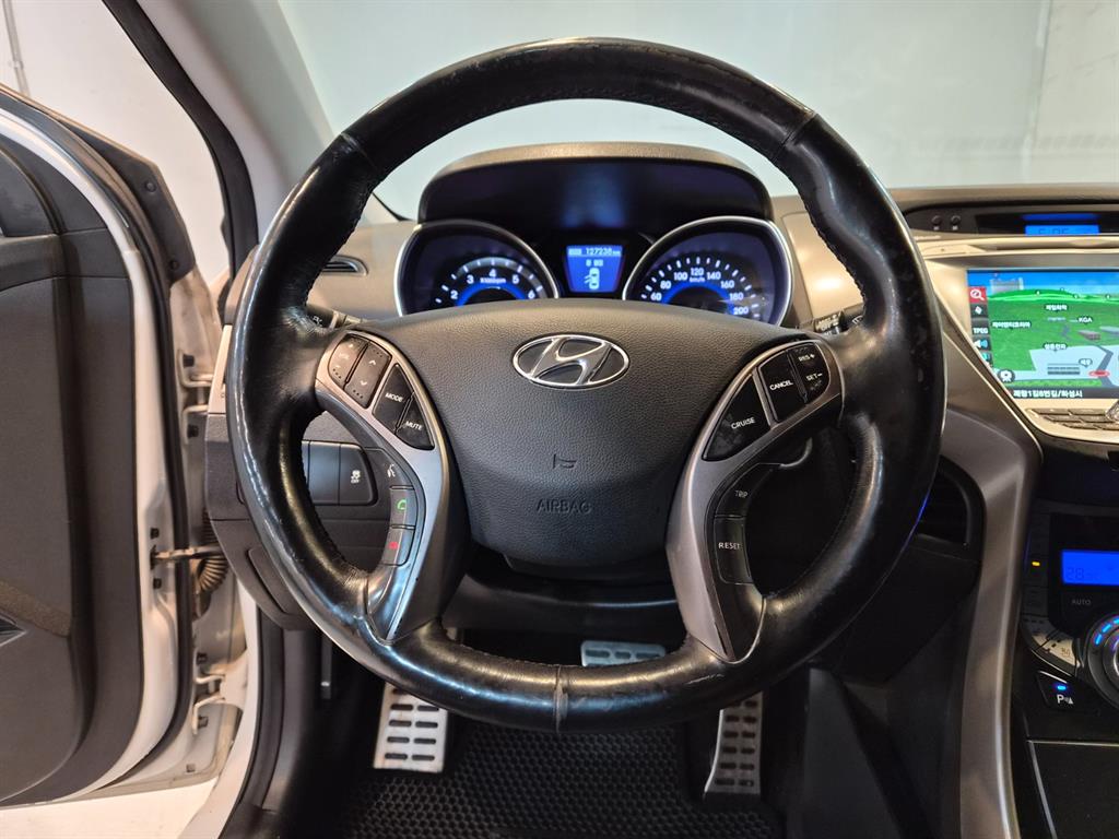 HYUNDAI Avante - Vista 8