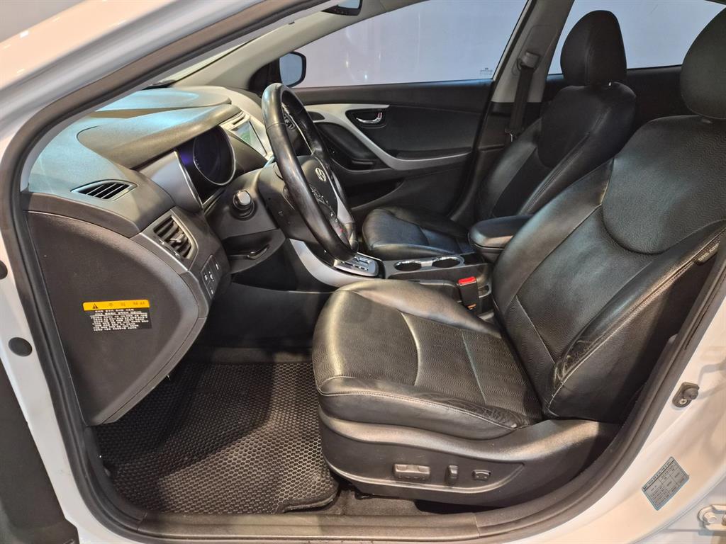 HYUNDAI Avante - Vista 9