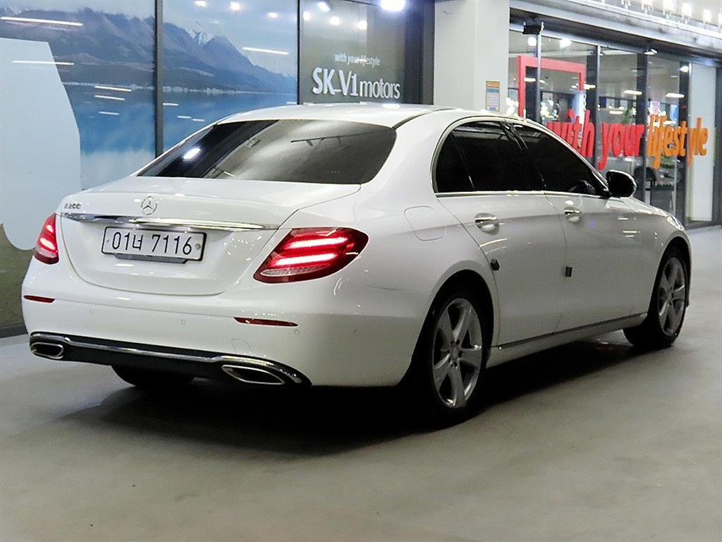 Mercedes Benz E class - Vista 4