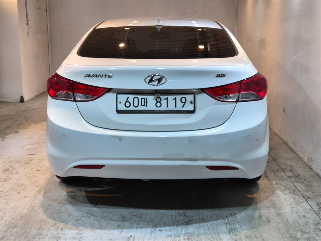 HYUNDAI Avante - Vista 3