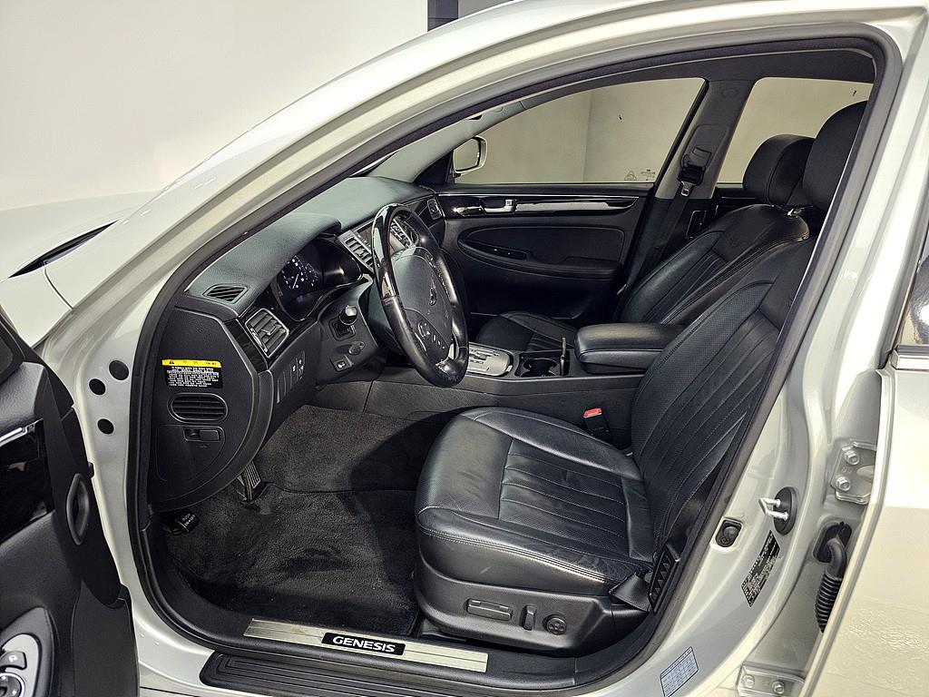 HYUNDAI Genesis - Vista 8