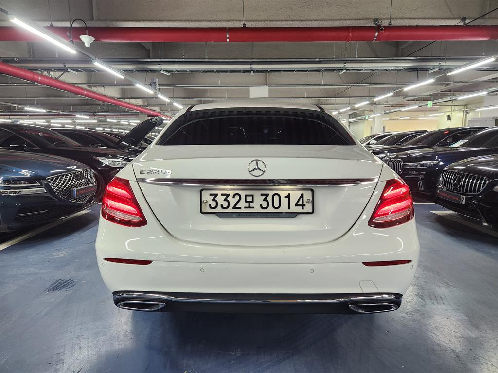 Mercedes Benz E class - Vista 4