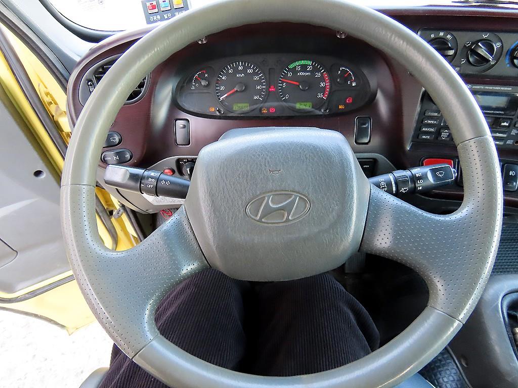 medium and large bus Hyundai bus - Vista 10