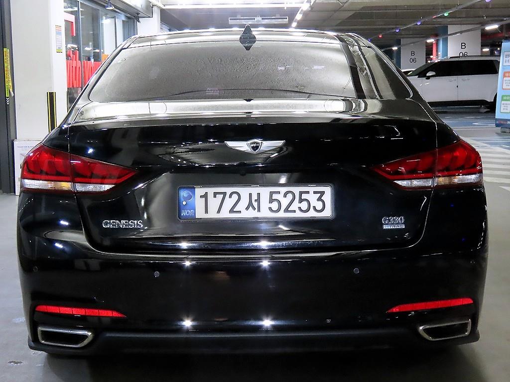 HYUNDAI Genesis - Vista 5