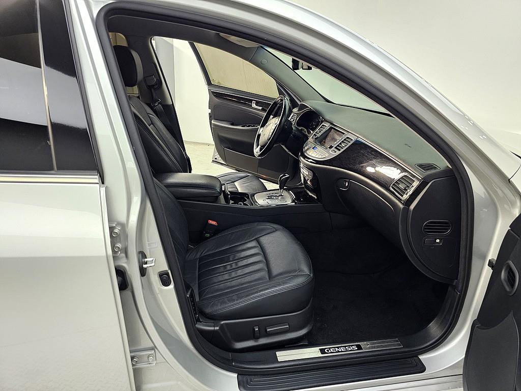 HYUNDAI Genesis - Vista 11