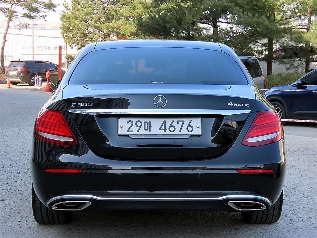 Mercedes Benz E class - Vista 4