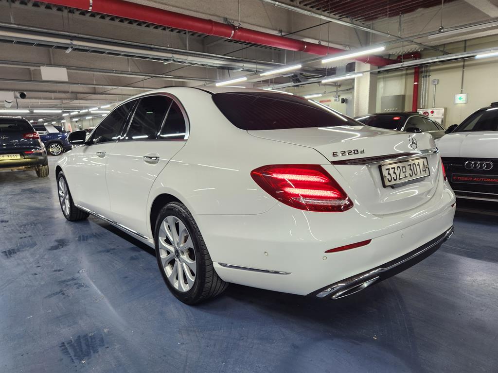 Mercedes Benz E class - Vista 5