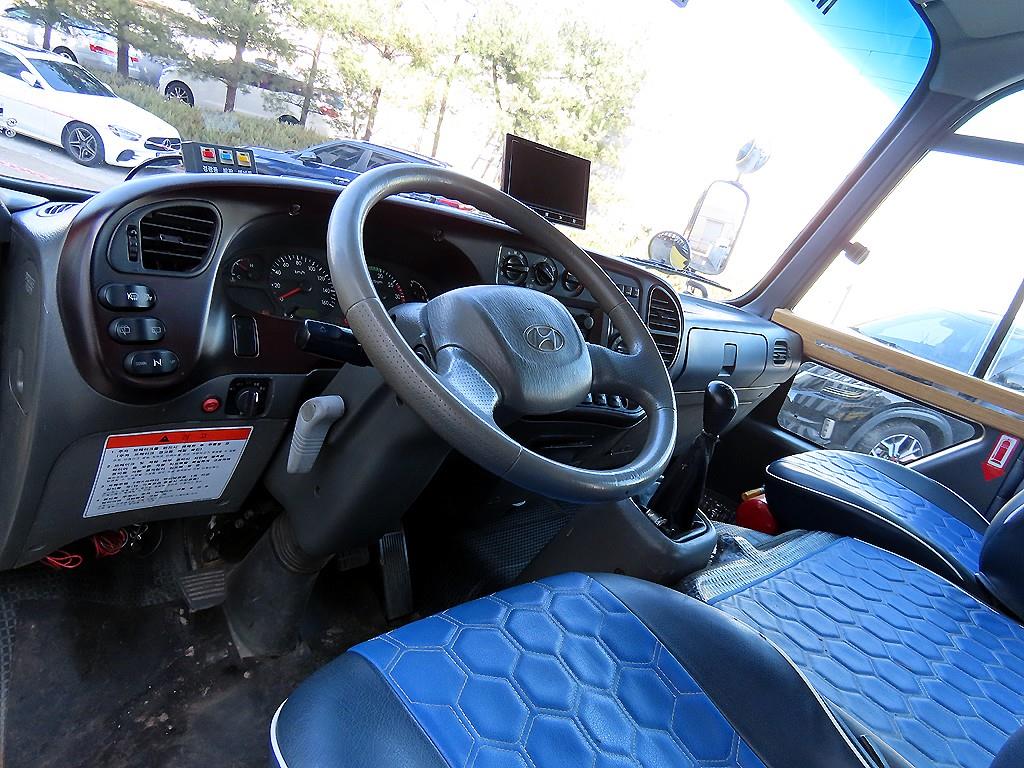 medium and large bus Hyundai bus - Vista 9