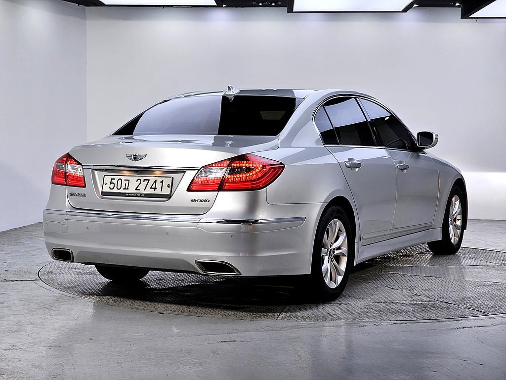 HYUNDAI Genesis - Vista 4