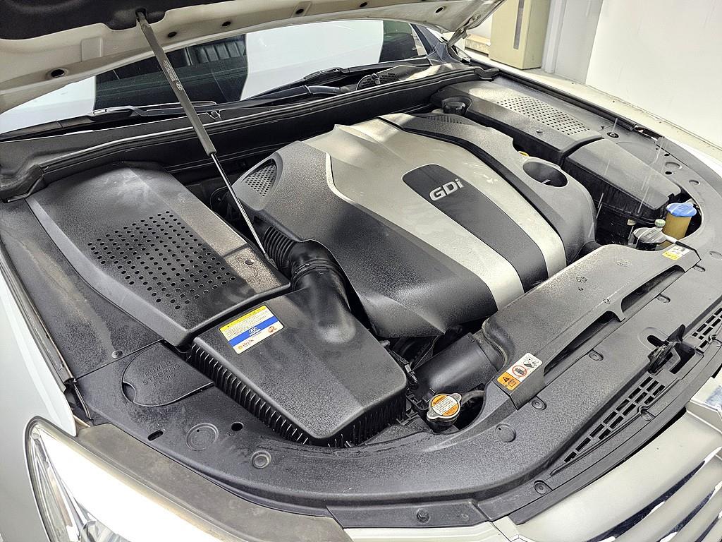 HYUNDAI Genesis - Vista 6