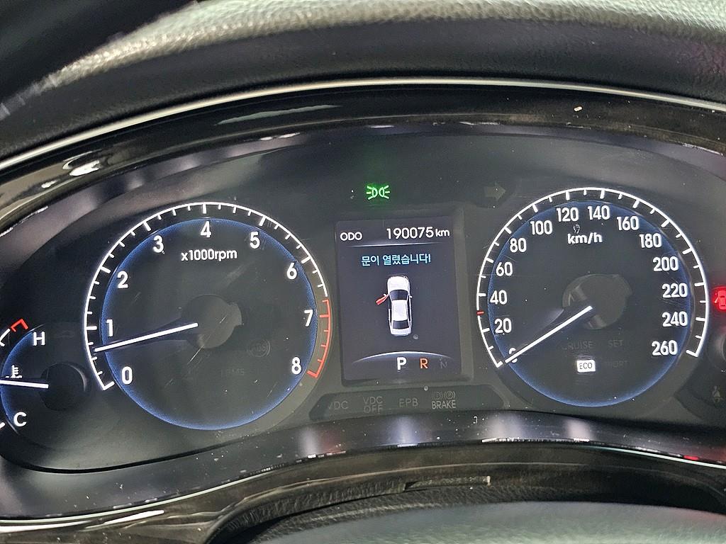 HYUNDAI Genesis - Vista 7