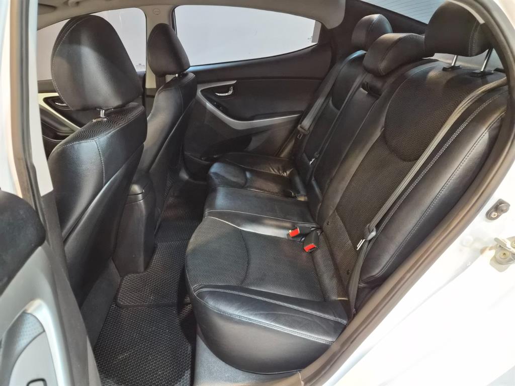 HYUNDAI Avante - Vista 5