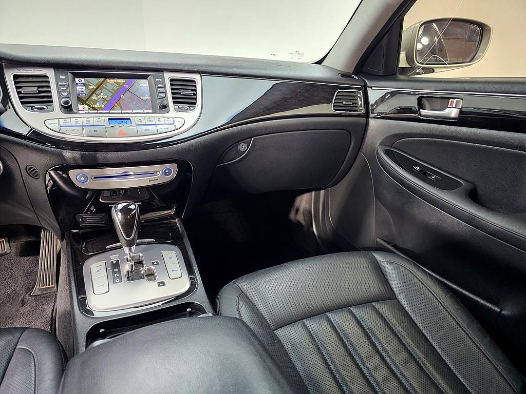 HYUNDAI Genesis - Vista 10