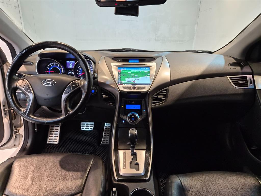 HYUNDAI Avante - Vista 7