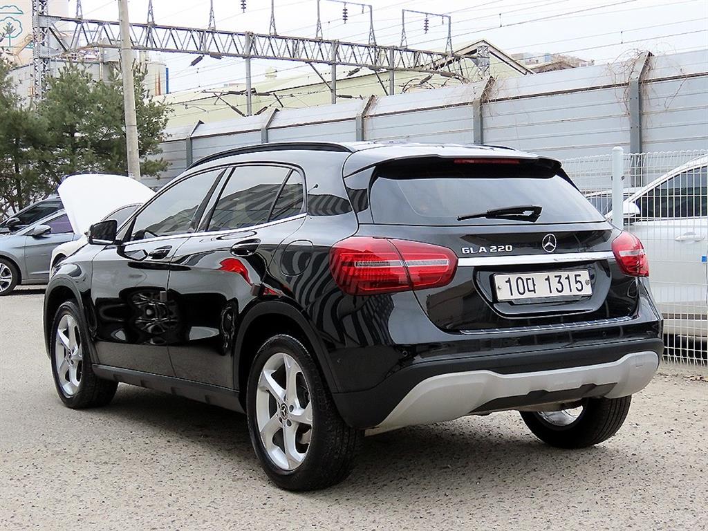 Mercedes Benz GLA Class - Vista 3