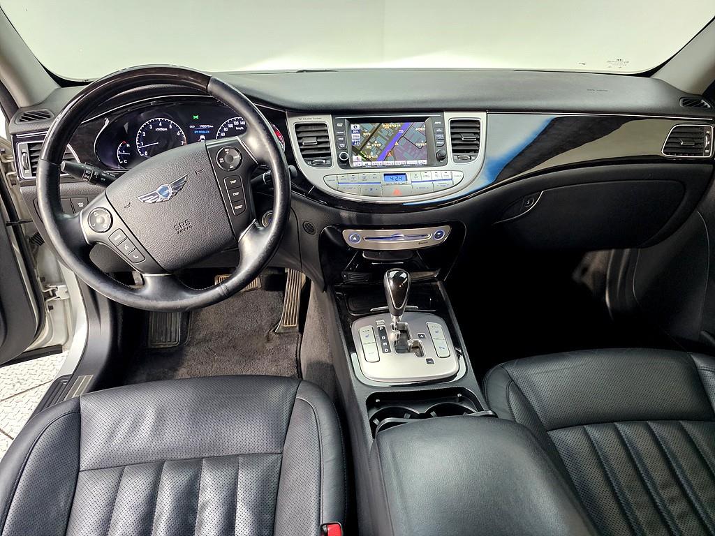 HYUNDAI Genesis - Vista 5