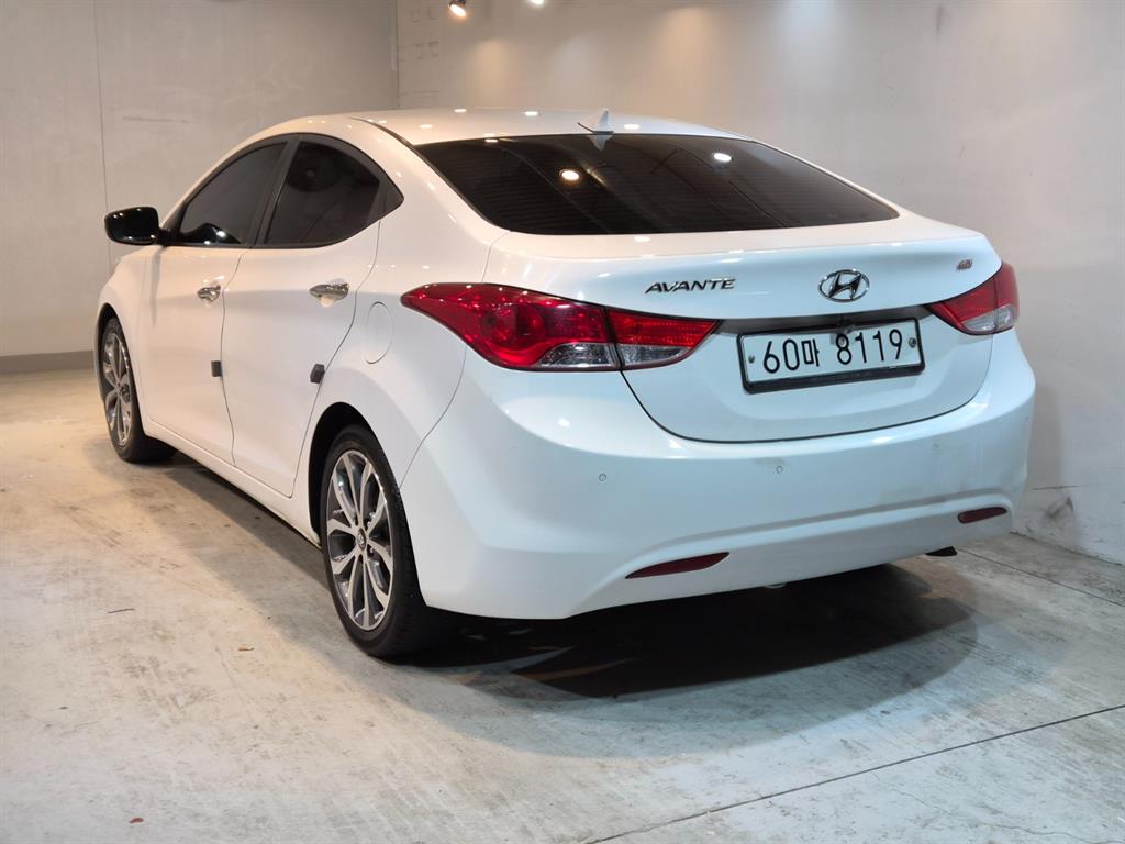 HYUNDAI Avante - Vista 4