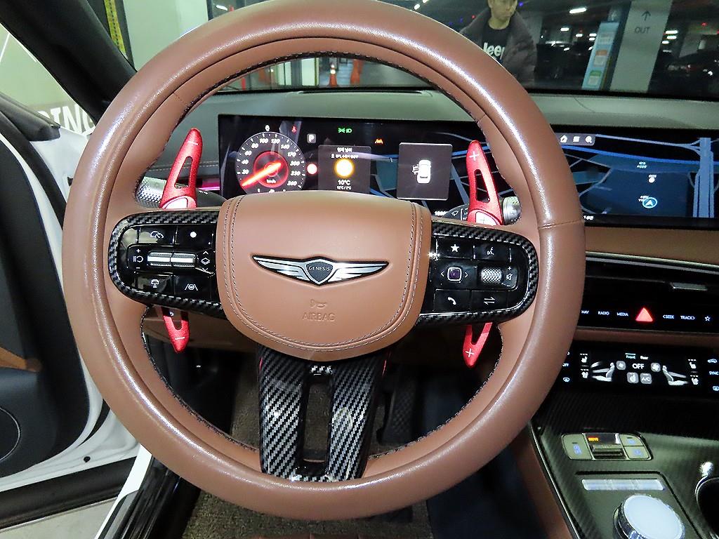 Genesis GV70 - Vista 8