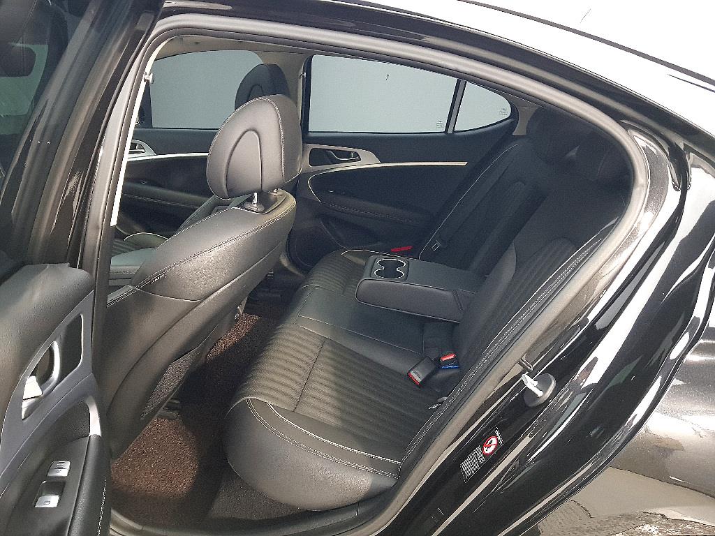 Genesis G70 - Vista 8