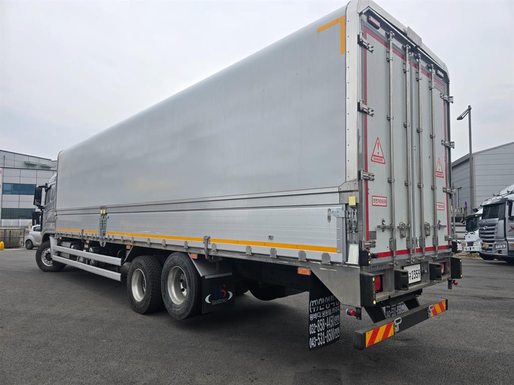 medium and large cargo truck - Vista 6