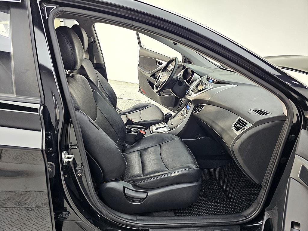 HYUNDAI Avante - Vista 11