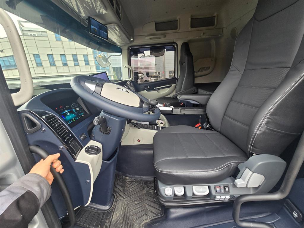 medium and large cargo truck - Vista 12