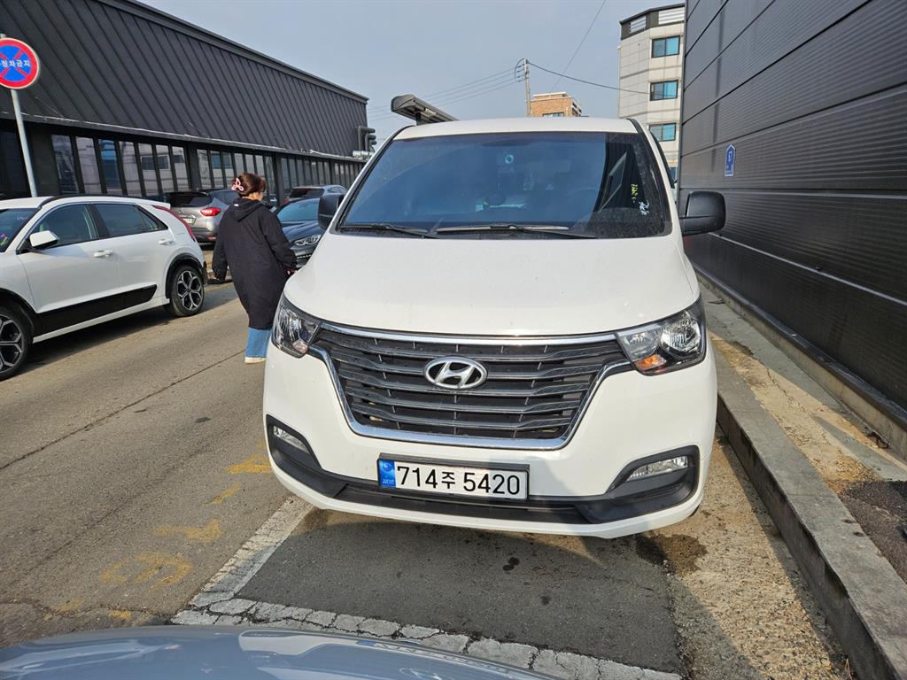 HYUNDAI Starex 2019 Blanco - Importación desde Corea - HF Imports Iquique - Foto 1