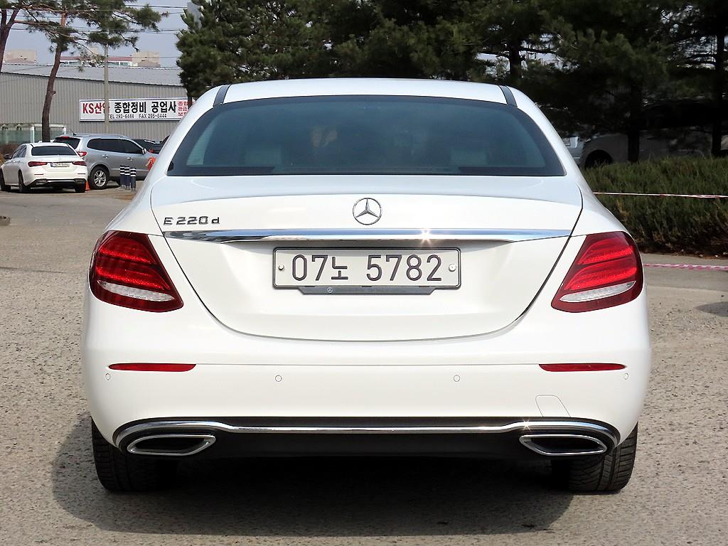 Mercedes Benz E class - Vista 4