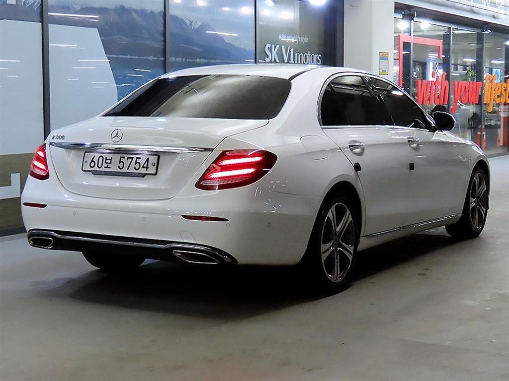 Mercedes Benz E class - Vista 4