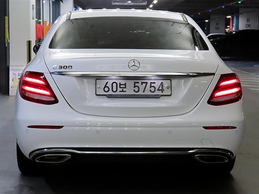 Mercedes Benz E class - Vista 5