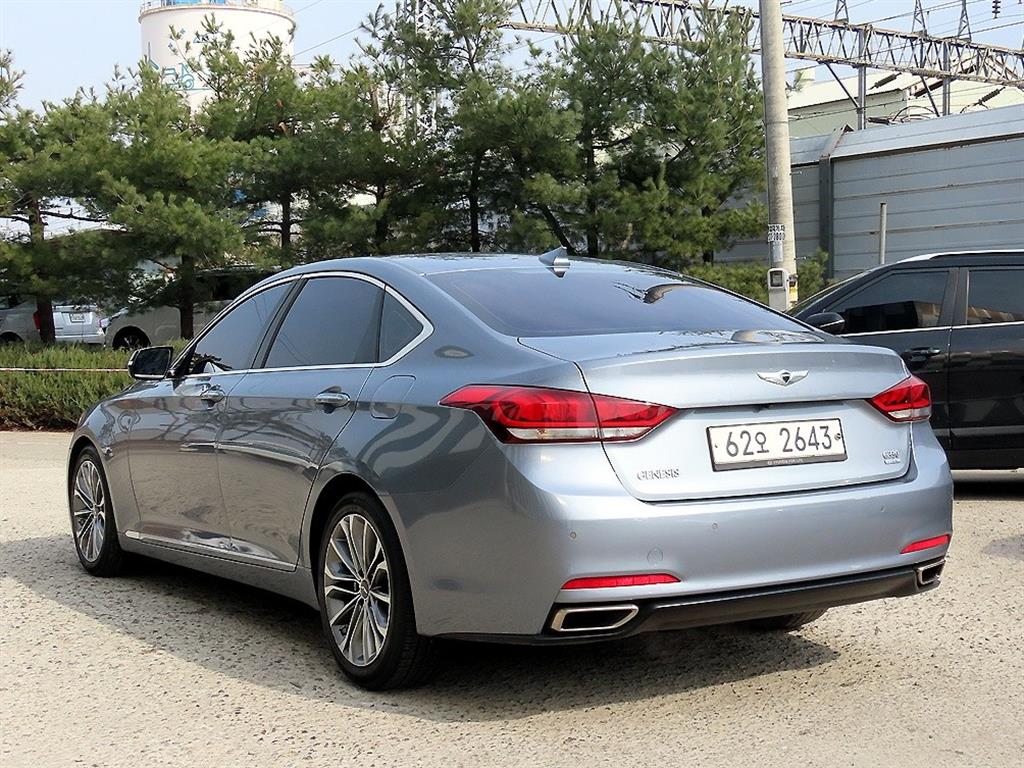 HYUNDAI Genesis - Vista 3