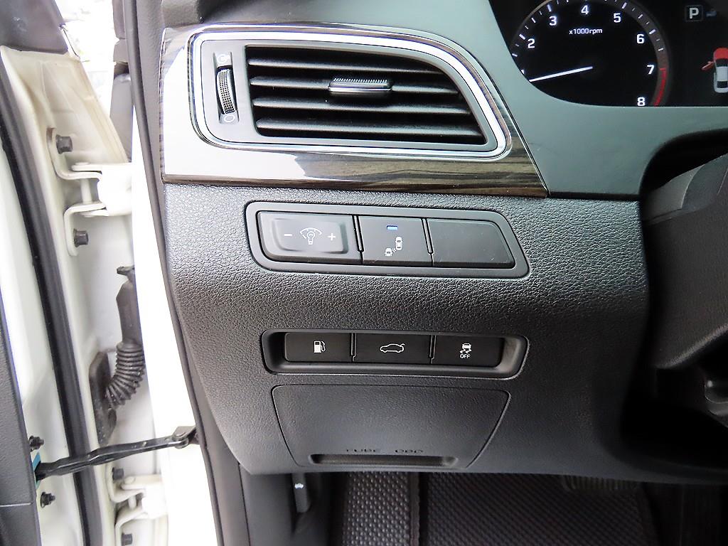 HYUNDAI Sonata - Vista 12