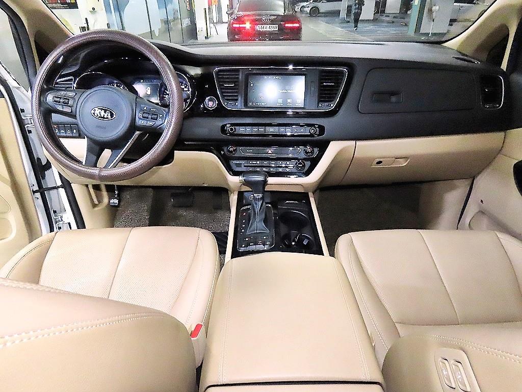 KIA Carnival - Vista 10