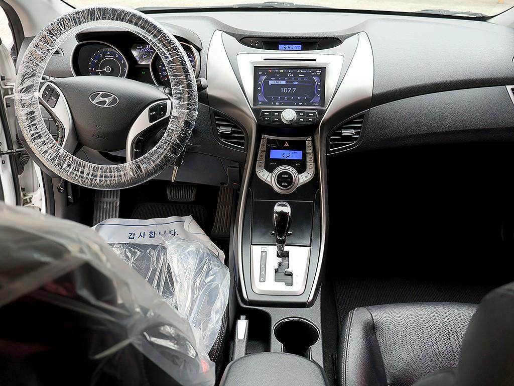 HYUNDAI Avante - Vista 9