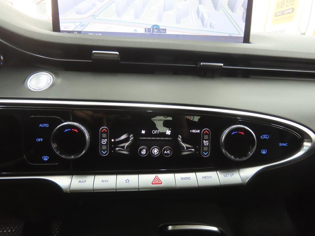 Genesis GV70 - Vista 11