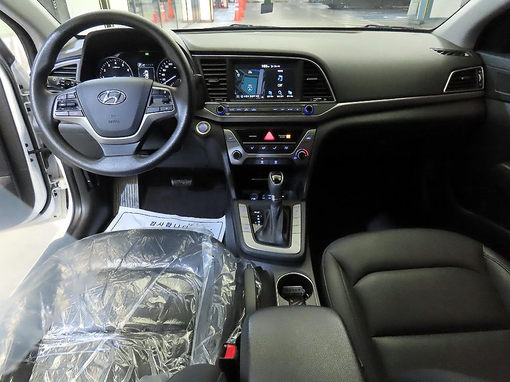 HYUNDAI Avante - Vista 10