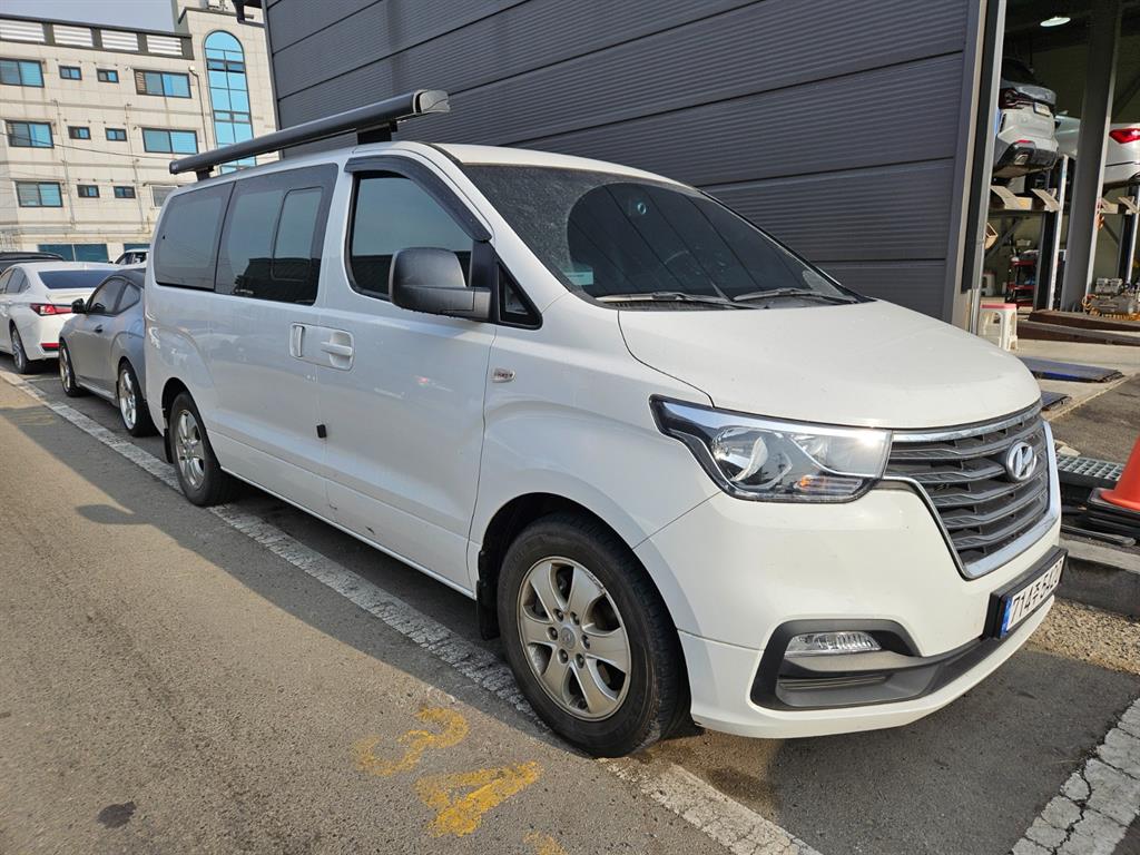HYUNDAI Starex - Vista 2