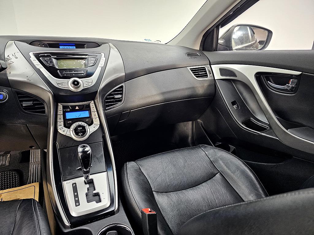 HYUNDAI Avante - Vista 10