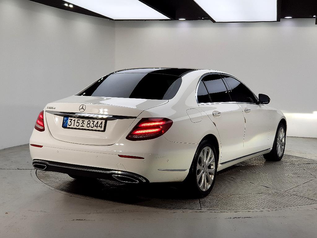 Mercedes Benz E class - Vista 4