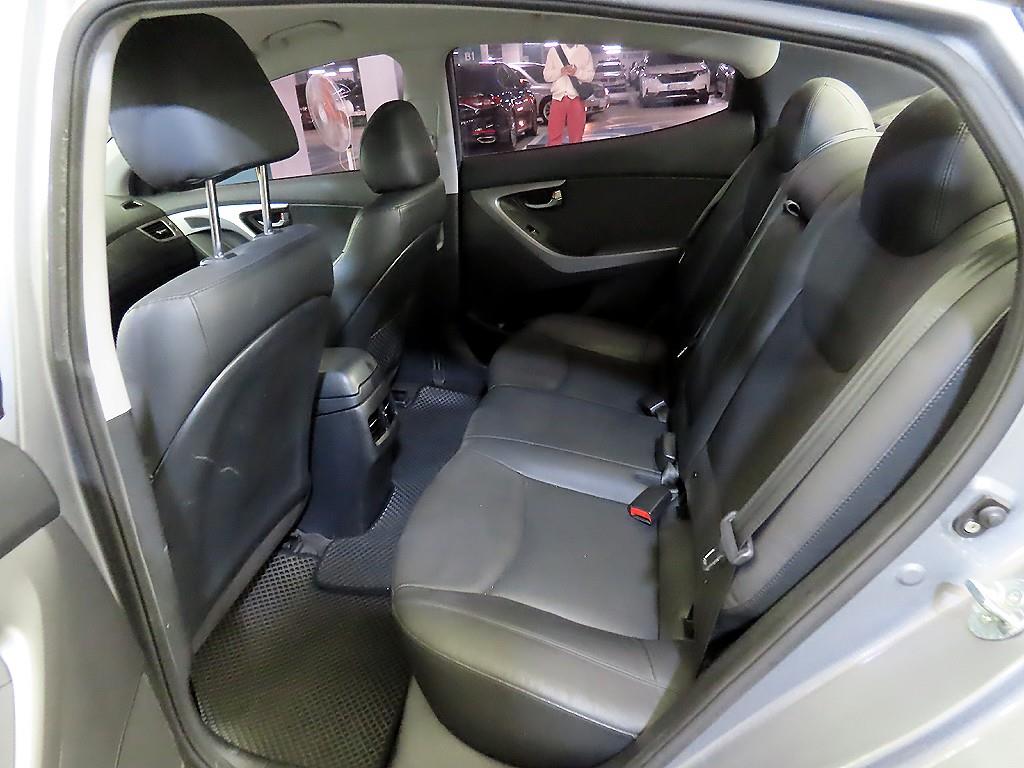 HYUNDAI Avante - Vista 7