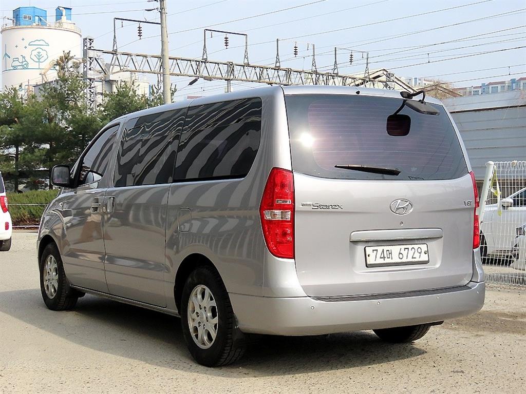 HYUNDAI Starex - Vista 3